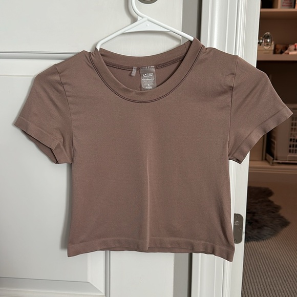 Aritzia Sunday Best seamless crop T-shirt size SMALL - Picture 2 of 2